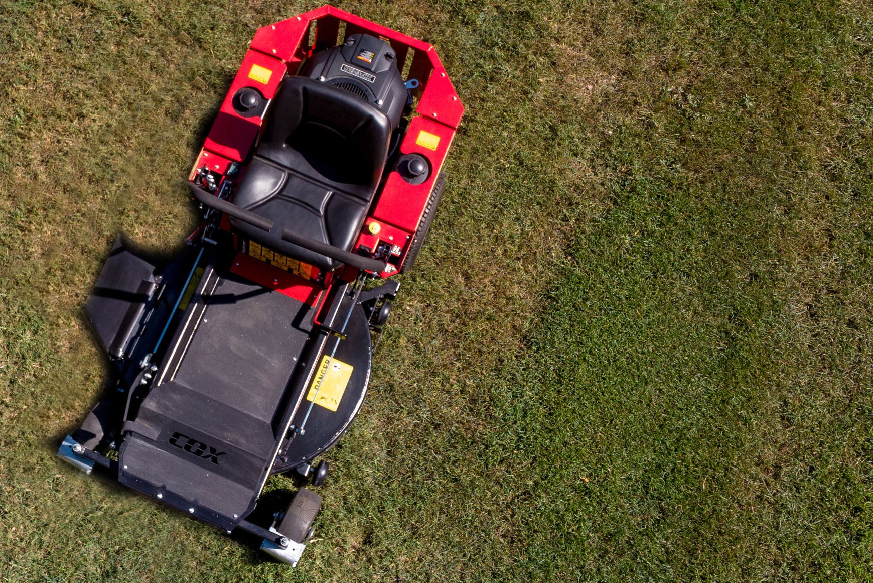 At last, a Zero Turn mower that excels at both taming thick grass and nurturing your lawns! The Compact ZTR 35 effortlessly navigates through standard backyard entrances, measuring a mere 940mm in width (35″ Model).